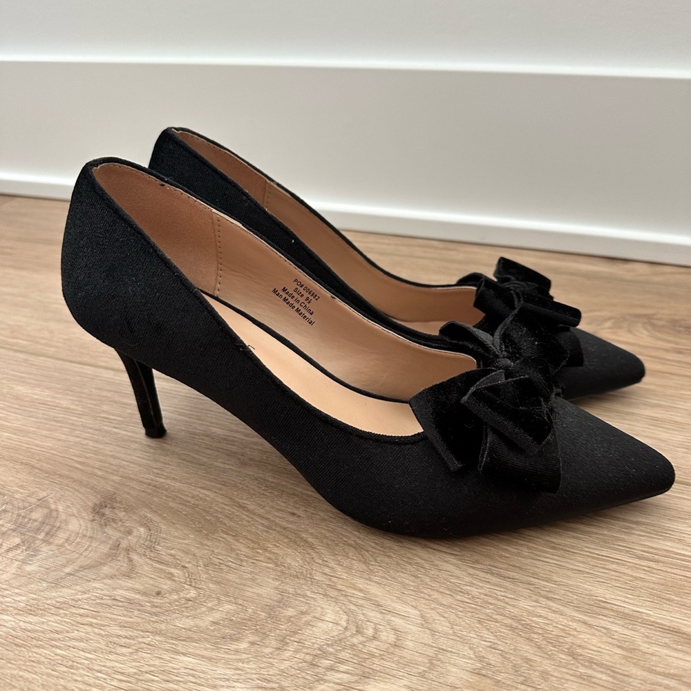 Women's Black Pointed-Toe Bow Pumps